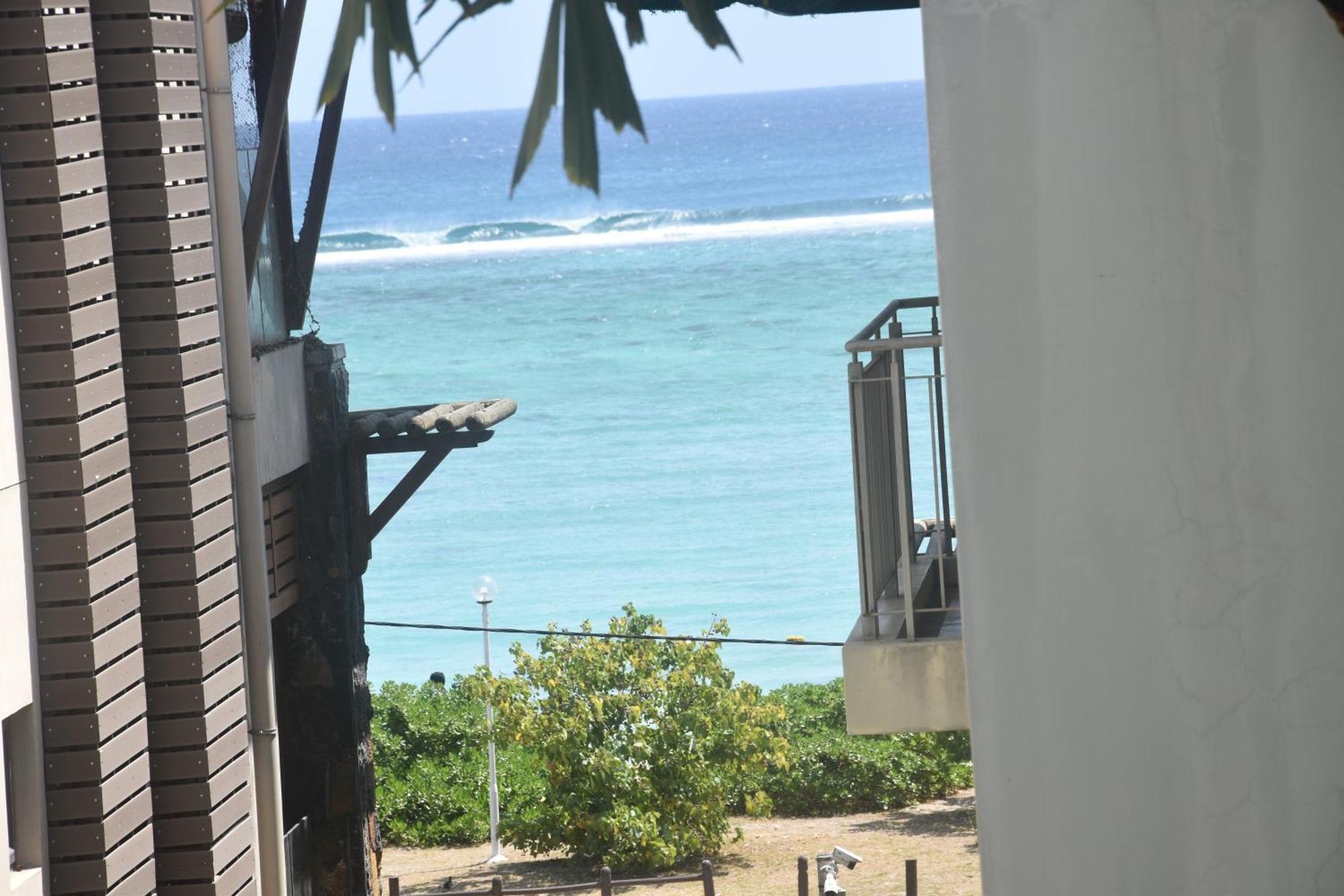Blue Waves Beachfront Penthouse Flic-en-Flacq Εξωτερικό φωτογραφία