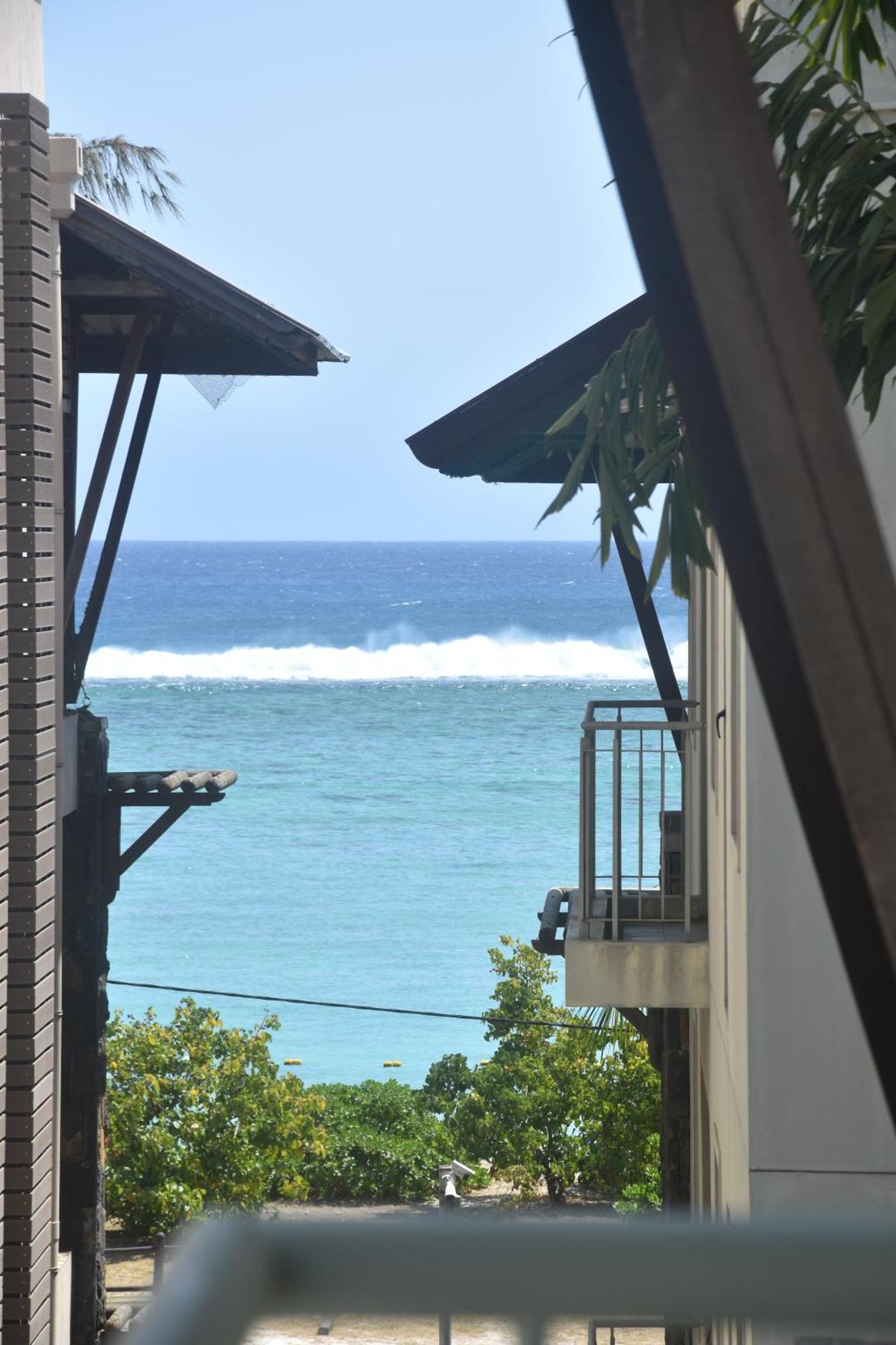 Blue Waves Beachfront Penthouse Flic-en-Flacq Εξωτερικό φωτογραφία